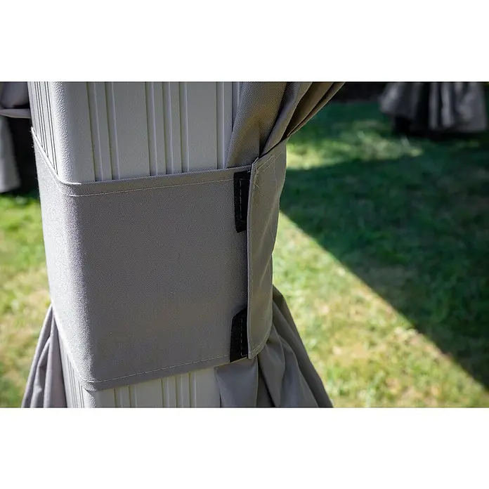 Sojag Standard-Pavillon Messina 10 x 12 - B x T: 363 x 298 cm, Farbe Gestell: Taupe, Aluminium - Nahaufnahme eines beigefarbenen Vorhangs, der mit Klettverschluss an einer Pergola befestigt ist, ideal für den Außenbereich.