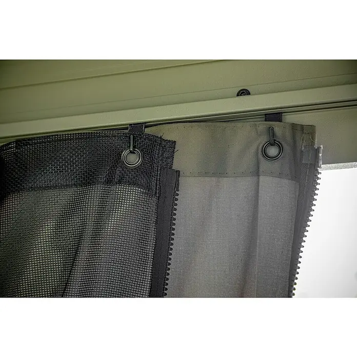 Sojag Standard-Pavillon Messina 10 x 12 - B x T: 363 x 298 cm, Farbe Gestell: Taupe, Aluminium - Detailansicht eines Moskitonetzes mit Reißverschluss und Aufhängung.