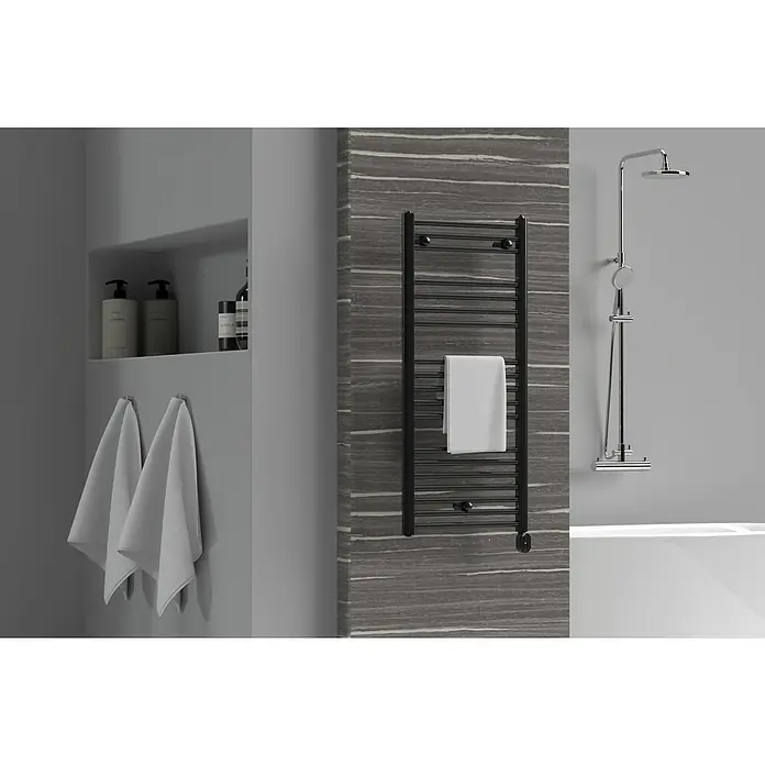 Rointe Radiador toallero eléctrico Elba Oval - An x Al: 50 x 121,5 cm, 500 W, Negro - La imagen muestra un elegante toallero negro en un baño moderno, perfecto para secar toallas.