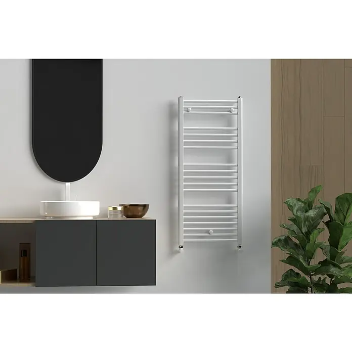 Rointe Radiador toallero Elba Aqua - An x Al: 50 x 77 cm, 299 W, Blanco - Un baño moderno con un elegante radiador toallero blanco, un espejo negro y un mueble de lavabo con espacio de almacenamiento.