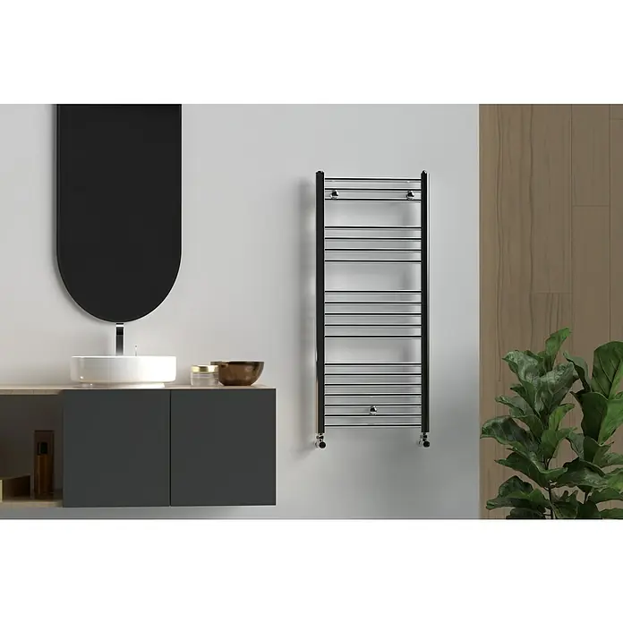 Rointe Radiador toallero Elba Aqua - An x Al: 50 x 112 cm, 459 W, Cromo - Elegante toallero negro en un baño moderno. Este radiador es un complemento elegante y funcional para cualquier decoración de baño.