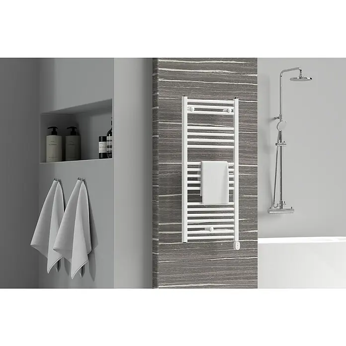 Rointe Radiador toallero eléctrico Elba Oval - An x Al: 50 x 121,5 cm, 500 W, Blanco - Un toallero blanco cuelga en una pared de baño gris con toallas y artículos de cuidado personal.