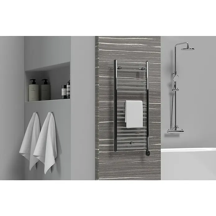 Rointe Radiador toallero eléctrico Elba Oval - An x Al: 50 x 121,5 cm, 300 W, Cromo - Un baño moderno con un toallero térmico, una ducha y estantes con toallas y productos para el cuidado personal.