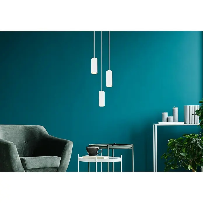Globo James Pendelleuchte - 25 W, Ø x H: 20 x 120 cm, Weiß - Nahaufnahme von drei modernen, zylindrischen Pendelleuchten, die eine stilvolle Atmosphäre in einem zeitgenössischen Raum schaffen.