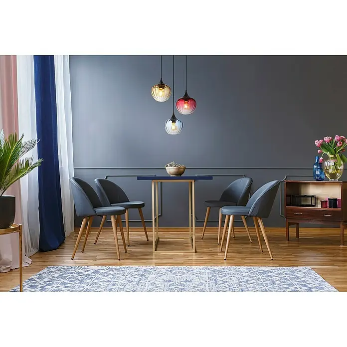 Globo LED-Pendelleuchte rund Sander - 60 W, Ø x H: 40 x 150 cm, Amber, Blau, Rot, Schwarz matt - Das Esszimmer mit einem modernen Tisch, stilvollen grauen Stühlen und einer auffälligen Beleuchtung schafft eine einladende Atmosphäre.