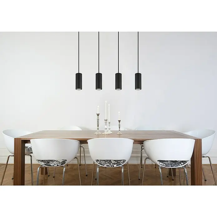 Globo James Pendelleuchte - 25 W, L x B x H: 61 x 6 x 120 cm, Schwarz matt - Moderne Esszimmerbeleuchtung mit vier schwarzen Zylinder-Hängeleuchten über einem Holztisch mit weißen Stühlen.