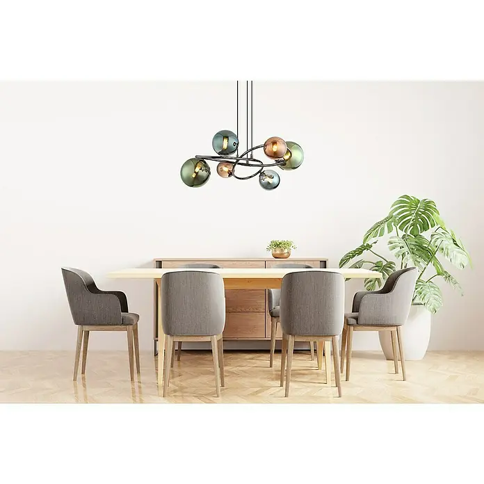 Globo Riha LED-Pendelleuchte - 290 lm - Eine moderne Pendelleuchte mit sieben mehrfarbigen Glaskugeln über einem Esstisch mit Stühlen und einem Sideboard.