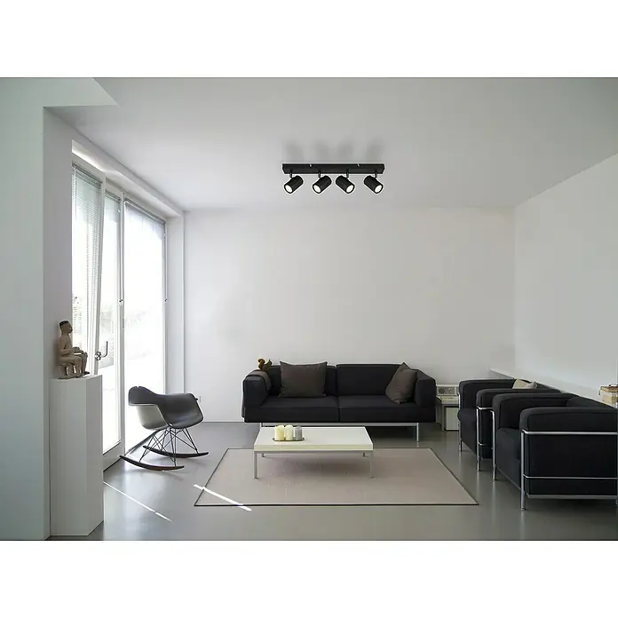 Globo James Deckenstrahler - 25 W, L x B x H: 53 x 6 x 14,5 cm, Schwarz matt, GU10, Anzahl Leuchtmittel: 4 Stk. - Ein minimalistisches Wohnzimmer mit einer schwarzen Couch, Sesseln und einer schwarzen Deckenleuchte.