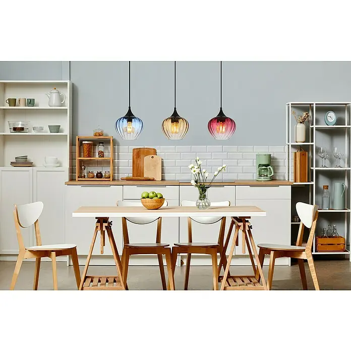 Globo LED-Pendelleuchte Sander - 60 W, L x B x H: 80 x 18 x 150 cm, Amber, Blau, Rot, Schwarz matt - Drei bunte Hängelampen mit dekorativen Glaslampenschirmen hängen über einem Esstisch in einer stilvollen Küche und sorgen für Atmosphäre.