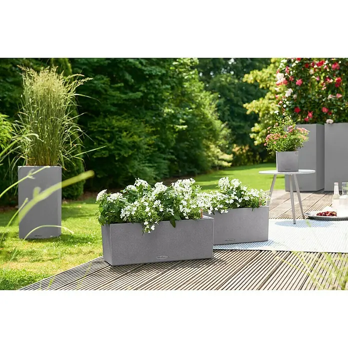 Lechuza Balconera Balkonkasten Stone - Max. Außenlänge: 50 cm, Steingrau - Einrichtung einer Terrasse mit Lechuza Pflanzgefäßen in verschiedenen Größen mit üppigen Pflanzen für ein schönes Ambiente.