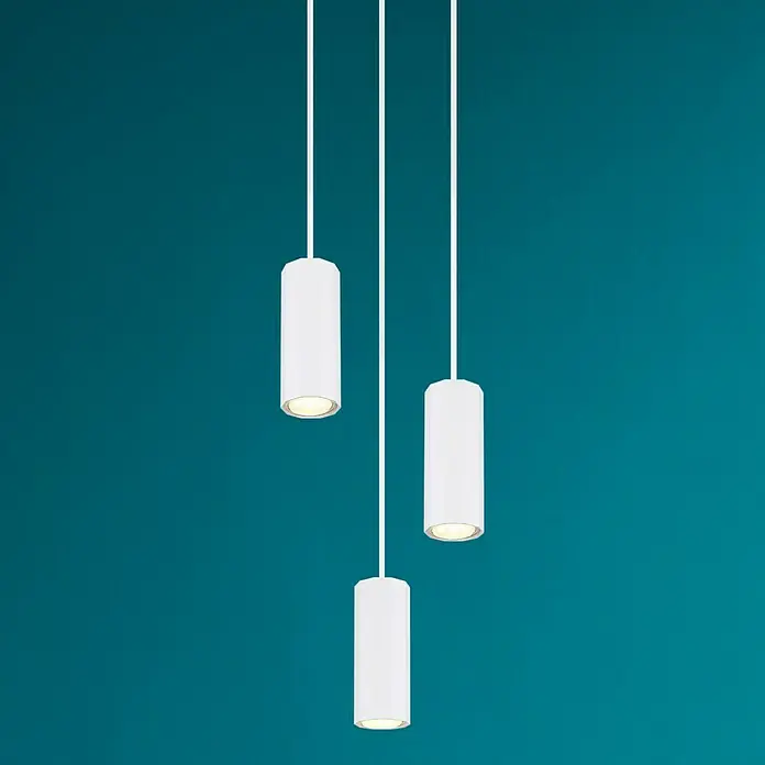 Globo James Pendelleuchte - 25 W, Ø x H: 20 x 120 cm, Weiß - Elegante Hängeleuchten mit zylindrischen Lampenschirmen und warmem Lichtschein vor einem tiefblauen Hintergrund. Moderne Beleuchtungslösung.