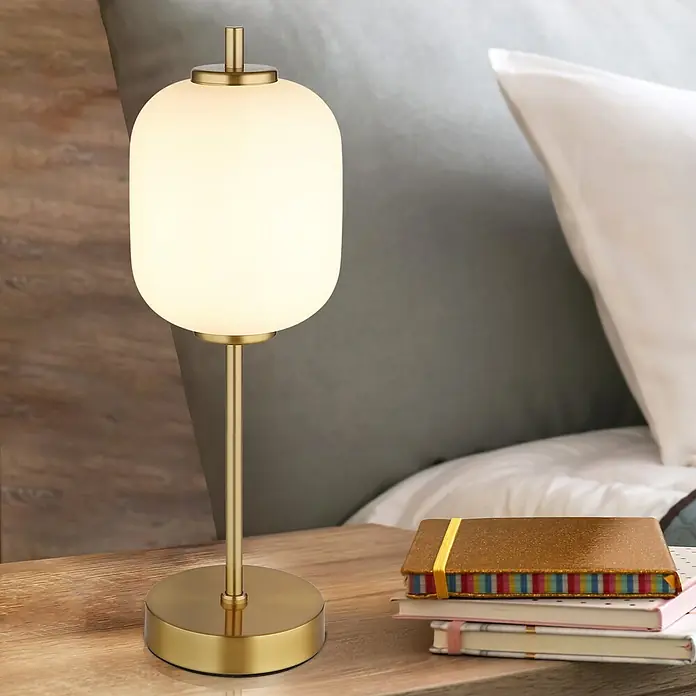 Globo Ewald LED-Tischleuchte rund - Ø x H: 15 x 40 cm, Messing, Weiß opal - Elegante Nachttischlampe mit goldenem Fuß und einem Lampenschirm aus mattiertem Glas, die ein warmes Licht verbreitet.