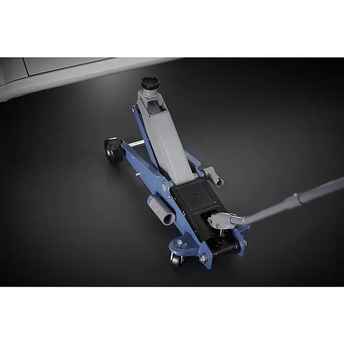 UniTEC Hydraulischer Rangierwagenheber SUV - Hubhöhe: 150 mm - 530 mm - Eine blaue Rangierwagenheber-Vorrichtung mit einem langen Griff, die auf dem Boden steht.