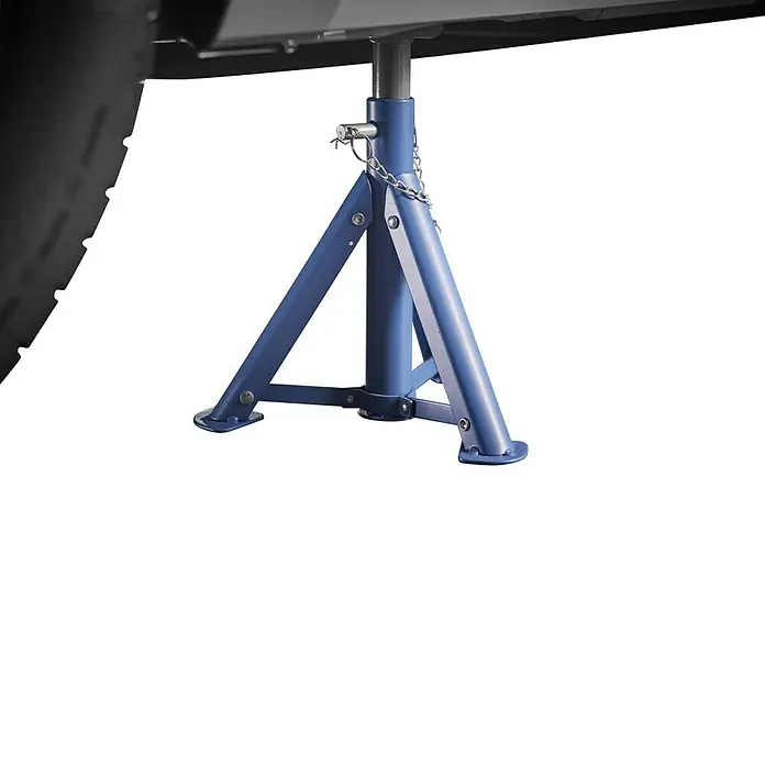 Cartrend Unterstellbock - Teleskopierbar: 27,6 cm - 36,6 cm - Nahaufnahme eines blauen Wagenhebers, der ein Fahrzeug stützt, mit einem schwarzen Hintergrund für einen klaren Fokus auf das Produkt.