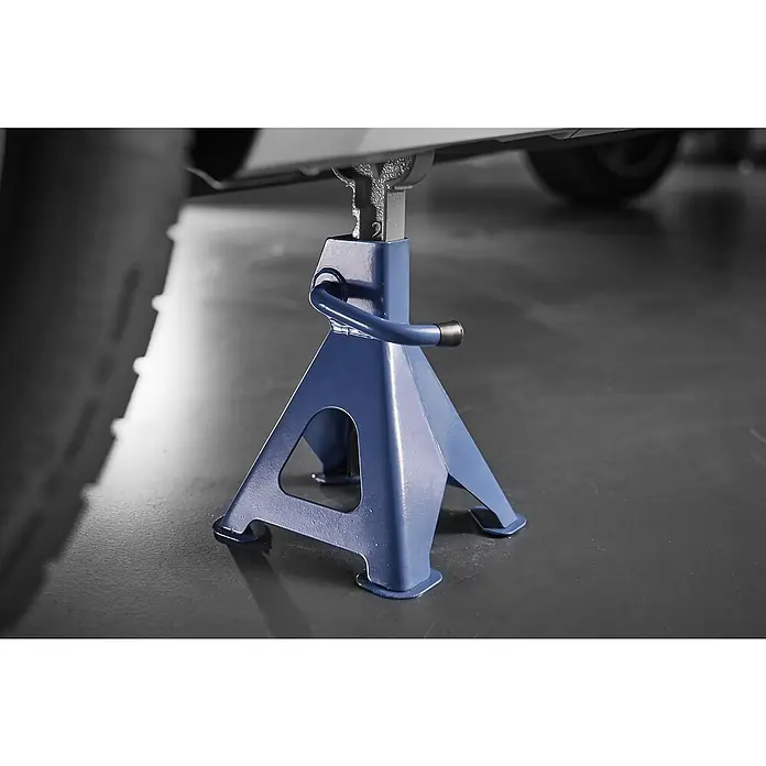 UniTEC Profi Unterstellbock - Teleskopierbar: 26,5 cm - 42 cm, Automatisches Einrasten - Ein blauer Wagenheber stützt ein Auto. Das Gerät ist für Reparaturen und Wartungsarbeiten unerlässlich.
