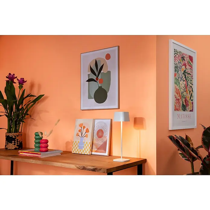 Reinders Bild Slim Frame Wood - Abstract Sun, B x H: 20 x 30 cm - Dekoratives Interieur mit einem Konsolentisch, auf dem eine Pflanze, Bücher, dekorative Vasen und eine Lampe stehen, darüber abstrakte Kunstwerke.