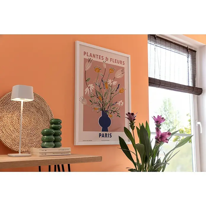 Rollo Basic - B x H: 90 x 220 cm, Braun, Uni - Ein stilvolles Interieur mit einem floralen Poster im weißen Rahmen, das an einer orangefarbenen Wand hängt, neben einer Lampe und einem Fenster.