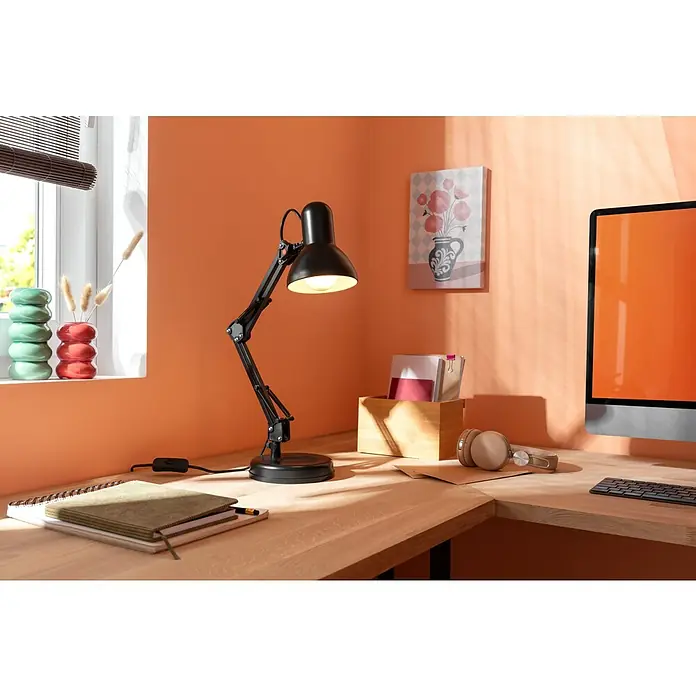 Exclusivholz Encimera - Roble, 260 x 63,5 x 2,6 cm - Escritorio con una lámpara de escritorio negra, cuadernos, auriculares y un ordenador. La lámpara proporciona luz cálida.
