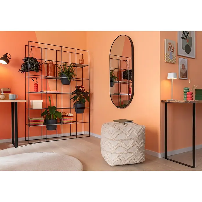 Rahmenspiegel Malva - 60 x 120 cm, Schwarz - Einrichten mit einem schwarzen Regalsystem mit Pflanzen und Deko, einem Spiegel und einem weißen Sitzhocker in einem modernen Raum.