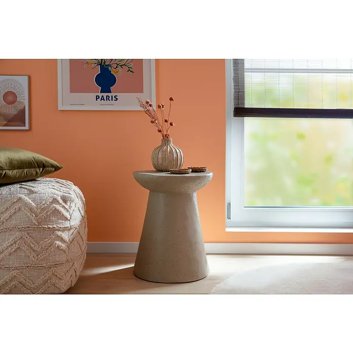 Reinders Bild Modern Frame - Blue Vase, B x H: 50 x 70 cm - Einrichtungsszene mit einem stilvollen Beistelltisch aus Stein, der mit einer Vase und Untersetzern dekoriert ist, neben einem Pouf mit Kissen.