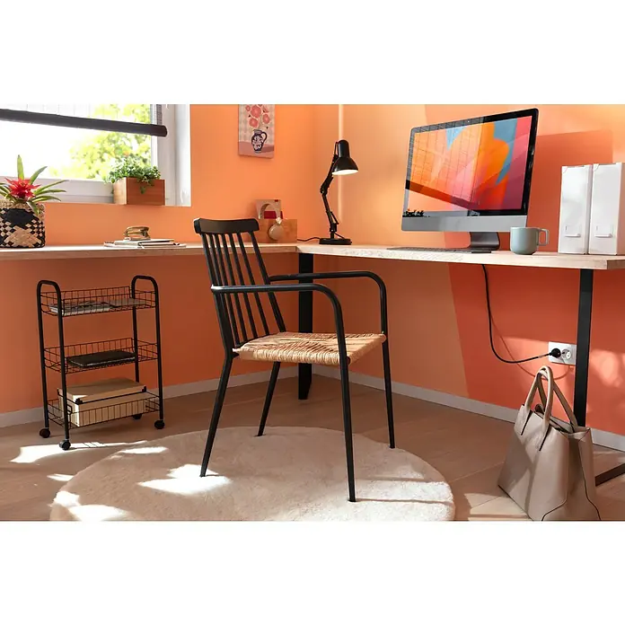 Envy Gartensessel Eva - Rattan/Geflecht, Stapelbar, Schwarz/Natur, B x T x H: 58 x 54 x 84 cm - Einladender Arbeitsbereich mit einem stilvollen Bürostuhl mit Rohrgeflecht vor einem Schreibtisch mit iMac und Rollwagen.
