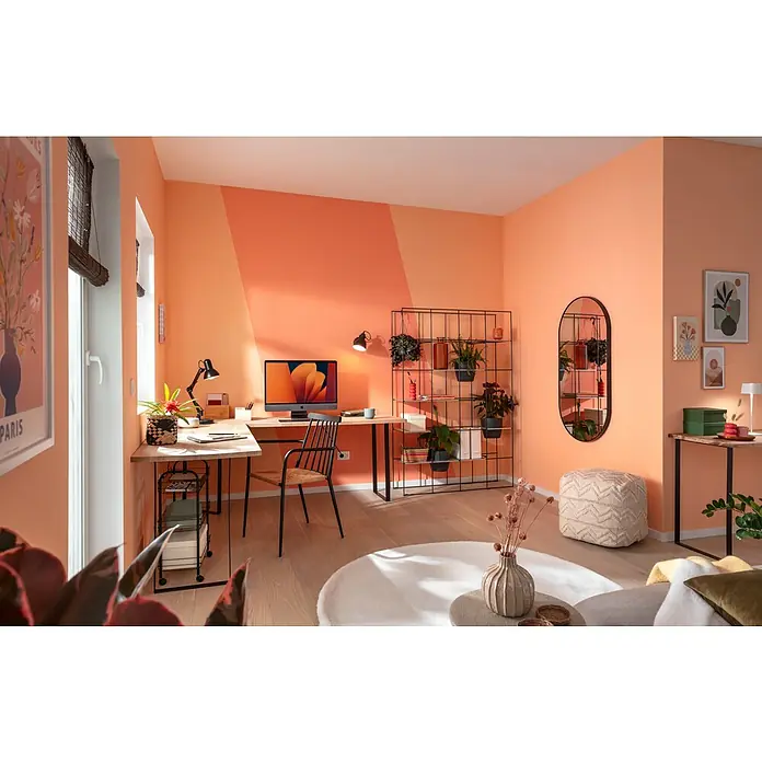 Rahmenspiegel Malva - 60 x 120 cm, Schwarz - Ein helles, modernes Arbeitszimmer mit einem Eckschreibtisch, einem iMac und einem schwarzen Regal voller Pflanzen. Die Wände sind in einem warmen Orange gestrichen.