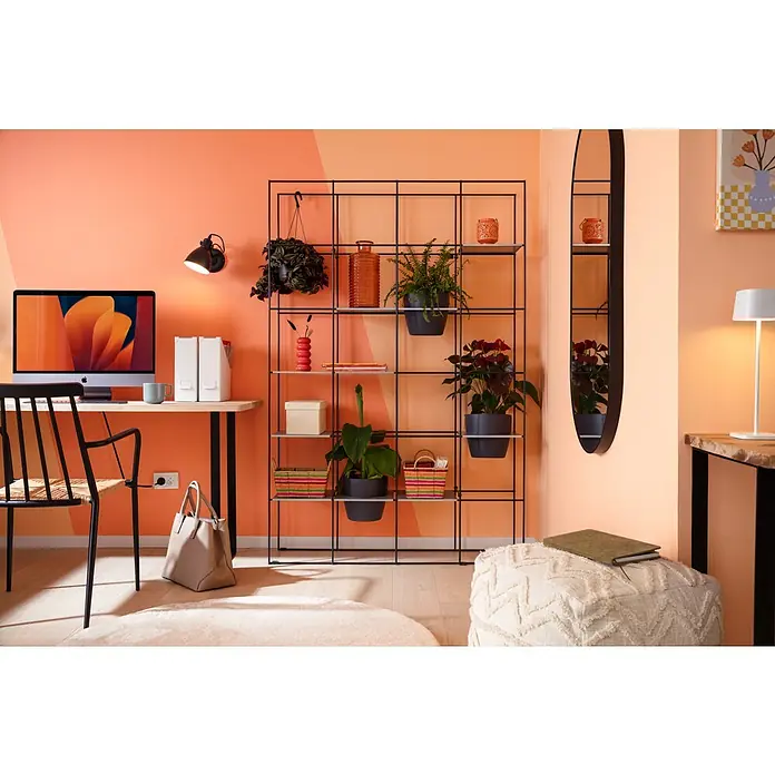 Rahmenspiegel Malva - 60 x 120 cm, Schwarz - Ein modernes Wohnzimmer mit Regalen, Pflanzen, Schreibtisch und Spiegel, dekoriert in warmen Orangetönen und mit einem minimalistischen Touch.