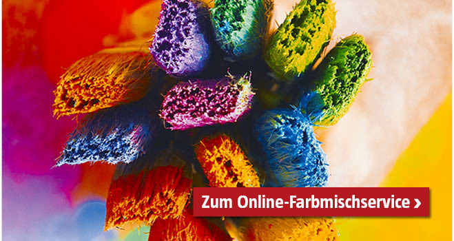 Mehrere Pinsel mit verschiedenen Farben