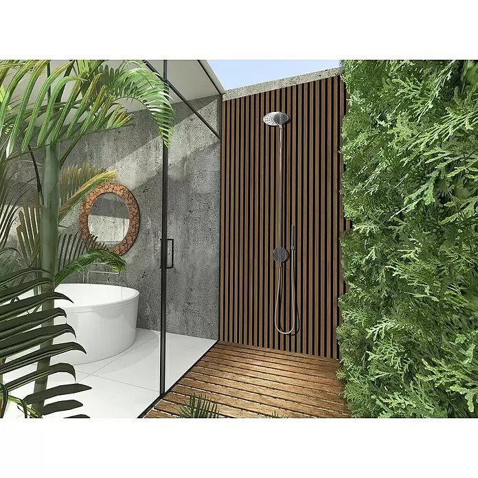 FN Neuhofer Akustikpaneel Acustico Thermoholz - 2.400 x 572,5 x 18 mm - Außen-Dusch- und Badewannenbereich mit Holzlamellenwand, silbernen Armaturen, Betonwand und üppigen Grünpflanzen hinter einer Glasabtrennung.