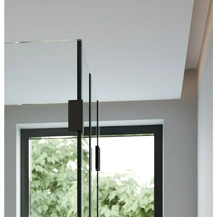 Camargue Vario Duschkabine B92B92 - 80 x 202,2 cm, Beschichtet, Glasstärke: 6 mm, Schwarz, Links x Mitte x Rechts: 80 x 80 x 80 cm - Nahaufnahme einer Duschkabine mit schwarzen Beschlägen und klaren Glasscheiben, die modernes Design und hochwertige Materialien zeigt.