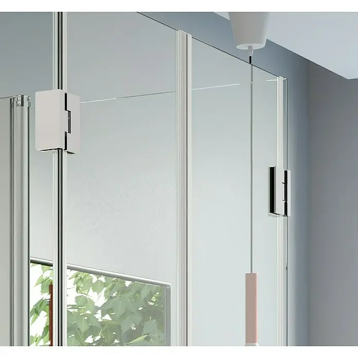 Camargue Vario Duschkabine S92S92Links x Mitte x Rechts: 80 x 80 x 80 cm, Beschichtet, Stärke: 6 mm, Silber - Detailaufnahme einer Duschkabine mit Glaswänden und silbernen Beschlägen, die ein modernes Badezimmerdesign hervorheben.