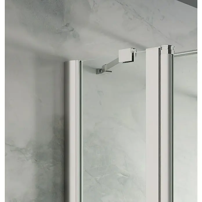 Camargue Vario Duschkabine S92S92 - 80 x 202,2 cm, Beschichtet, Glasstärke: 6 mm, Silber, Links x Mitte x Rechts: 80 x 80 x 80 cm - Nahaufnahme einer Duschkabine mit silbernen Beschlägen vor einer marmorierten Wand.