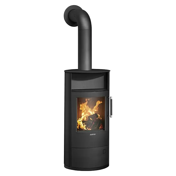Justus Kaminofen Island 5 2.0 - Raumheizvermögen: 88 m³, Material Verkleidung: Stahl, Schwarz - Mattschwarzer moderner Kaminofen mit gebogenem Ofenrohr und sichtbaren Flammen hinter Glas. Mit Ablagefach.