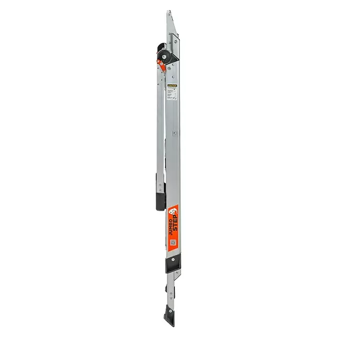 Little Giant Klapptritt Jumbo Step 4 Stufen - Anzahl Tritte: 4 Stk., Arbeitshöhe: 287 cm, Belastbarkeit: 150 kg, Aluminium - Kompakte, zusammengeklappte, silberne Aluminium-Arbeitsplattform mit orangefarbenen und schwarzen Akzenten.