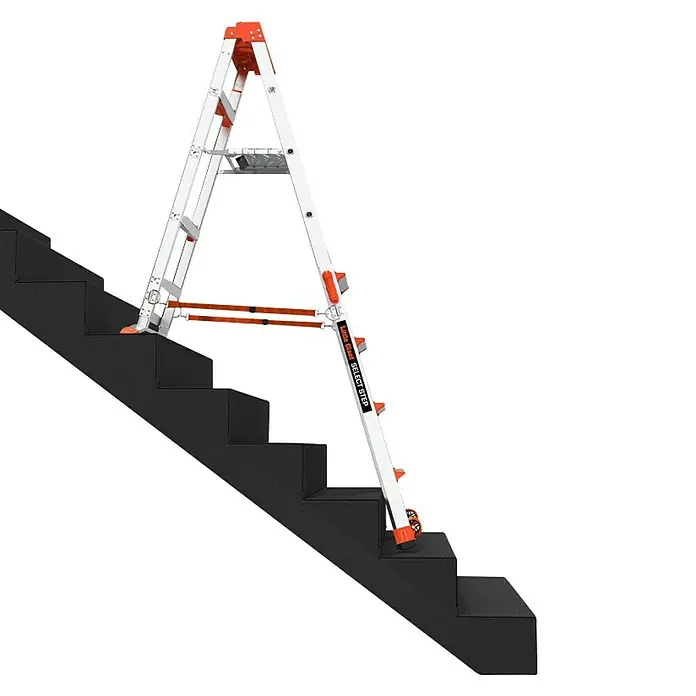 Little Giant Stehleiter SELECT STEP - Anzahl Tritte: 7 Stk., Arbeitshöhe: 376 cm, Belastbarkeit: 150 kg, Aluminium - Das Bild zeigt eine Mehrzweckleiter von Little Giant, Modell Select Step, die auf einer Treppe positioniert ist. Die Leiter ist orange und silberfarben.