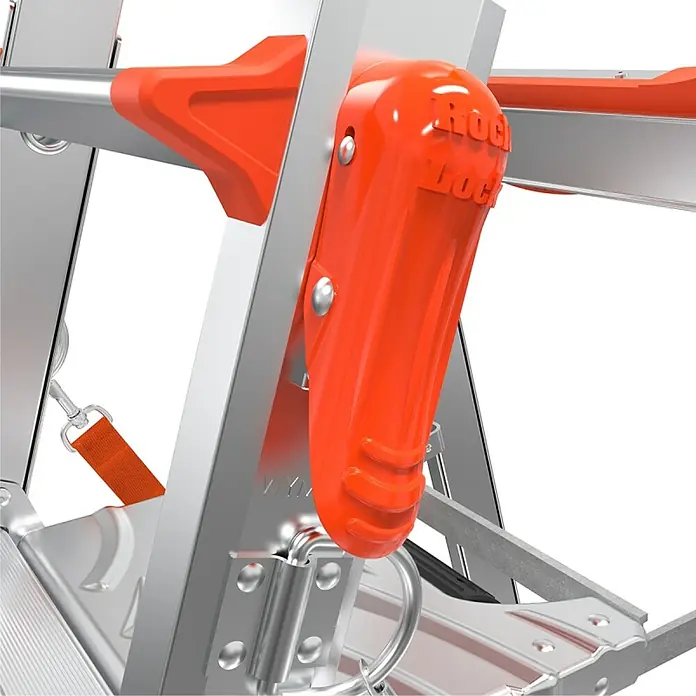 Little Giant Stehleiter SELECT STEP - Anzahl Tritte: 7 Stk., Arbeitshöhe: 376 cm, Belastbarkeit: 150 kg, Aluminium - Nahaufnahme eines Rock-Lock-Sicherheitsmechanismus an einer silbernen Leiter mit orangefarbenem Akzent.
