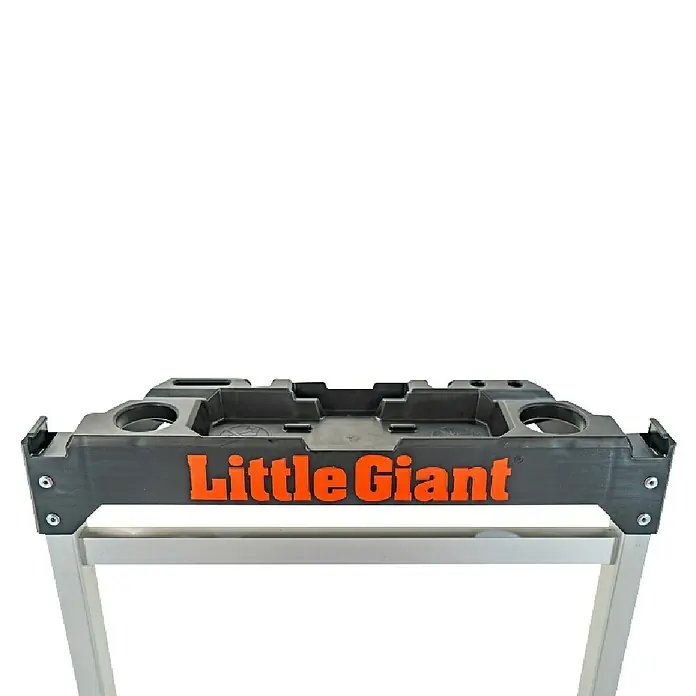 Little Giant Klapptritt Jumbo Step 2 Stufen - Anzahl Tritte: 2 Stk., Arbeitshöhe: 244 cm, Belastbarkeit: 150 kg, Aluminium - Nahaufnahme der Little Giant Werkzeugablage, einem Zubehör für Leitern, das die Effizienz bei Projekten steigert.