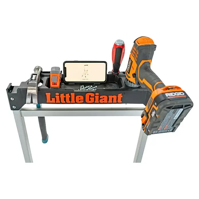 Little Giant Klapptritt Jumbo Step 3 Stufen - Anzahl Tritte: 3 Stk., Arbeitshöhe: 264 cm, Belastbarkeit: 150 kg, Aluminium - Tragbare Werkbank „Little Giant“, schwarz mit silbernen Beinen, mit Hammer, Bohrmaschine, Schraubendreher, Telefon und Schrauben.