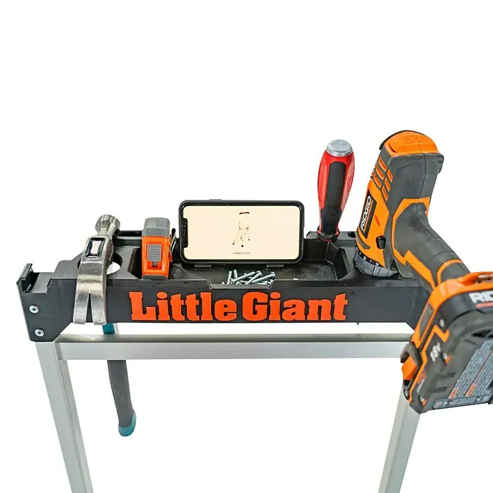Little Giant Klapptritt Jumbo Step 2 Stufen - Anzahl Tritte: 2 Stk., Arbeitshöhe: 244 cm, Belastbarkeit: 150 kg, Aluminium - Ein Little Giant Werkzeugtisch mit Werkzeugen wie Hammer, Schraubenzieher und einem Handy mit Bauanleitung.