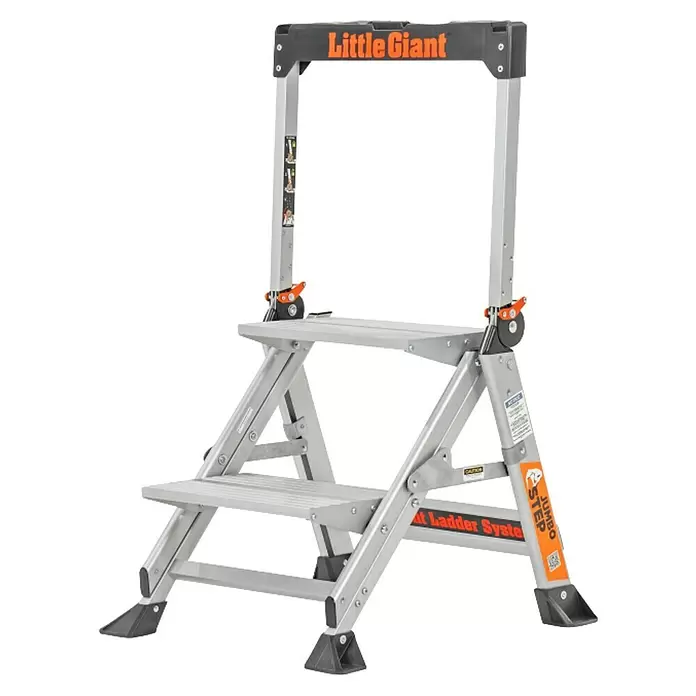 Little Giant Klapptritt Jumbo Step 2 Stufen - Anzahl Tritte: 2 Stk., Arbeitshöhe: 244 cm, Belastbarkeit: 150 kg, Aluminium - Silberne Aluminium-Klappleiter von Little Giant mit schwarzen und orangefarbenen Akzenten, zwei breiten Stufen und einem oberen Griff.