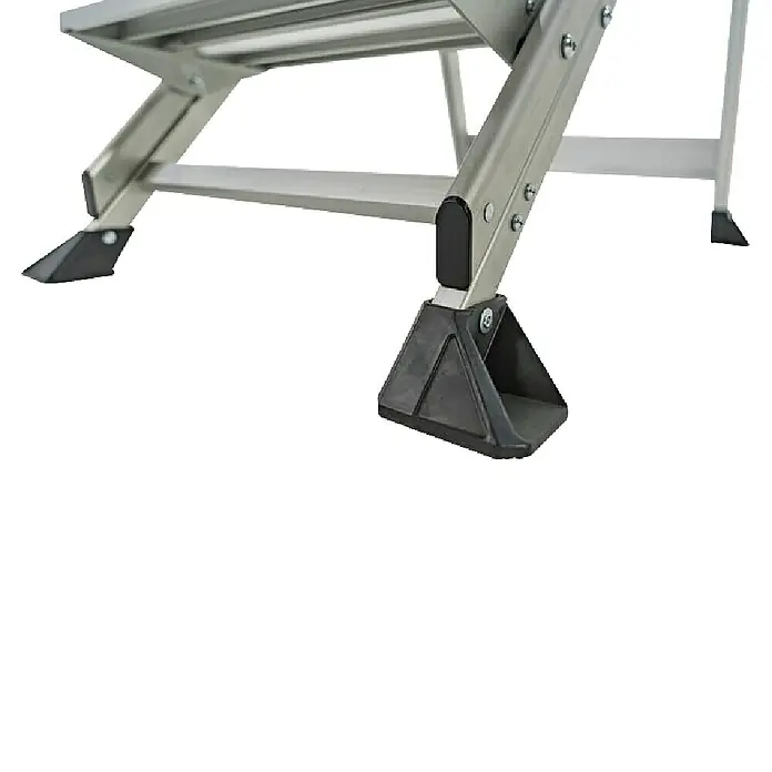 Little Giant Klapptritt Jumbo Step 3 Stufen - Anzahl Tritte: 3 Stk., Arbeitshöhe: 264 cm, Belastbarkeit: 150 kg, Aluminium - Detailaufnahme der robusten, schwarzen Füße einer silbernen Arbeitsplattform, die für sicheren Stand sorgen.