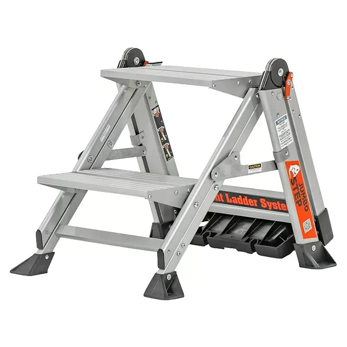 Little Giant Klapptritt Jumbo Step 2 Stufen - Anzahl Tritte: 2 Stk., Arbeitshöhe: 244 cm, Belastbarkeit: 150 kg, Aluminium - Klappbare zweistufige Aluminium-Trittleiter in Silber mit schwarzen Füßen und „Jumbo Step“-Aufdruck.