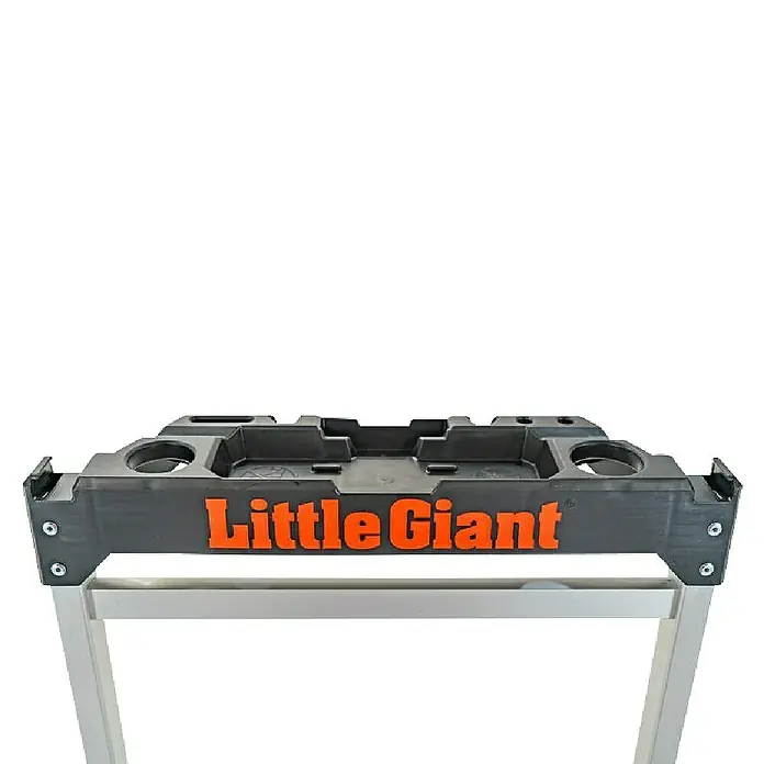 Little Giant Klapptritt Jumbo Step 3 Stufen - Anzahl Tritte: 3 Stk., Arbeitshöhe: 264 cm, Belastbarkeit: 150 kg, Aluminium - Das Bild zeigt die Little Giant Werkzeugablage für Leitern. Sie ist aus grauem Kunststoff und hat den orangen Little Giant Schriftzug.
