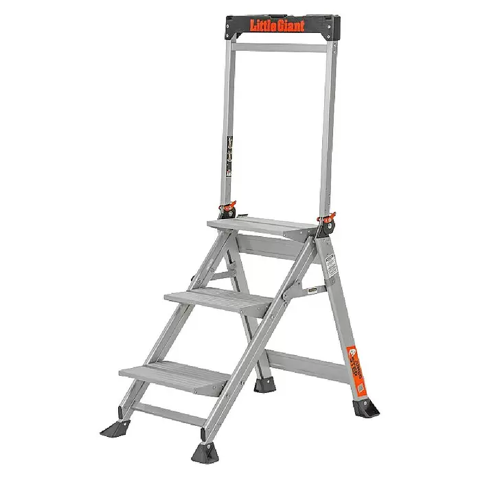 Little Giant Klapptritt Jumbo Step 3 Stufen - Anzahl Tritte: 3 Stk., Arbeitshöhe: 264 cm, Belastbarkeit: 150 kg, Aluminium - Silberne Little Giant Mehrzweck-Stehleiter mit hohem Griff und schwarzen/orangen Akzenten.