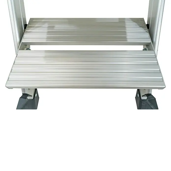 Little Giant Klapptritt Jumbo Step 3 Stufen - Anzahl Tritte: 3 Stk., Arbeitshöhe: 264 cm, Belastbarkeit: 150 kg, Aluminium - Nahaufnahme einer robusten Aluminiumleiter mit breiten Stufen und rutschfesten Gummifüßen für sicheren Halt. Ideal für Arbeiten in der Höhe.