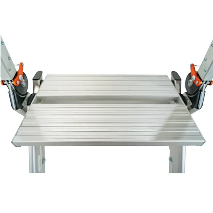 Little Giant Klapptritt Jumbo Step 2 Stufen - Anzahl Tritte: 2 Stk., Arbeitshöhe: 244 cm, Belastbarkeit: 150 kg, Aluminium - Nahaufnahme einer robusten, silberfarbenen Arbeitsplattform mit rutschfesten Streifen und orangefarbenen Verriegelungen für sicheren Halt.