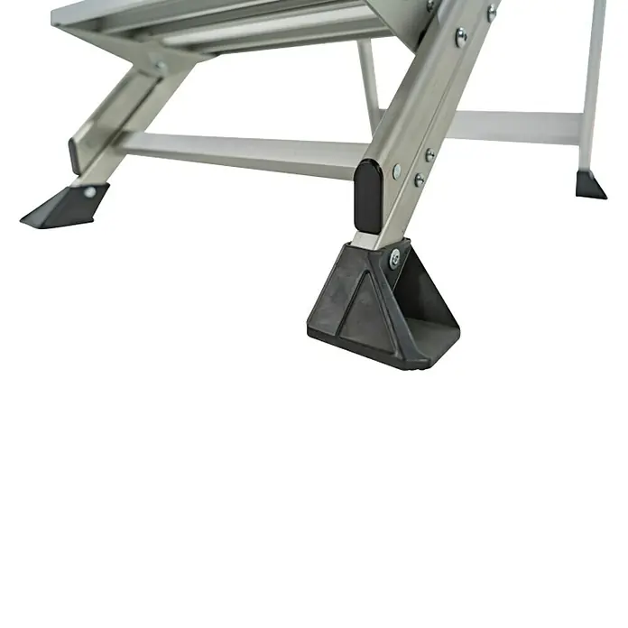 Little Giant Klapptritt Jumbo Step 2 Stufen - Anzahl Tritte: 2 Stk., Arbeitshöhe: 244 cm, Belastbarkeit: 150 kg, Aluminium - Detailaufnahme einer robusten Aluminiumleiter mit rutschfesten Füßen für sicheren Stand. Ideal für Arbeiten in der Höhe.