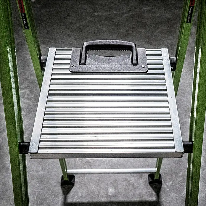 Little Giant Stehleiter MIGHTYLITE 2 Stufen - Anzahl Tritte: 2 Stk., Arbeitshöhe: 280 cm, Belastbarkeit: 150 kg, Verbundwerkstoff - Nahaufnahme einer grünen Trittleiter mit einer rutschfesten, horizontal gestreiften Stufe und einem schwarzen Tragegriff.