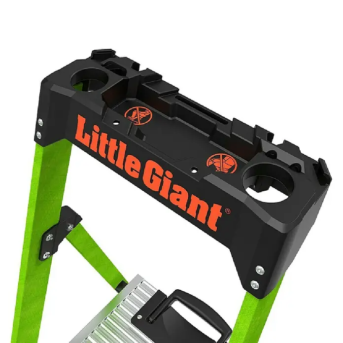 Little Giant Stehleiter MIGHTYLITE 2 Stufen - Anzahl Tritte: 2 Stk., Arbeitshöhe: 280 cm, Belastbarkeit: 150 kg, Verbundwerkstoff - Detailaufnahme einer Little Giant Leiter mit Werkzeugablage, die Funktionalität und Stabilität vereint.