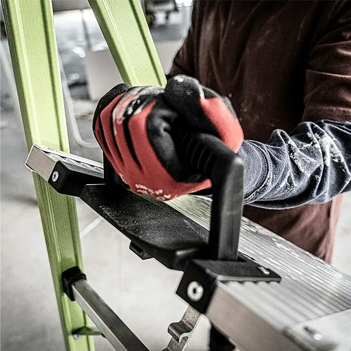 Little Giant Stehleiter MIGHTYLITE 2 Stufen - Anzahl Tritte: 2 Stk., Arbeitshöhe: 280 cm, Belastbarkeit: 150 kg, Verbundwerkstoff - Eine Nahaufnahme einer robusten Leiter mit einer Hand in einem Arbeitshandschuh, die sich an einem Haltegriff festhält.